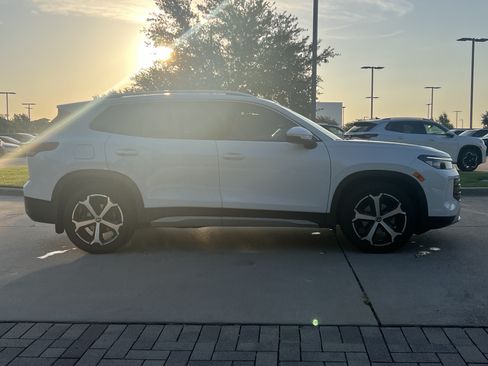 Used 2025 Volkswagen Tiguan SE w/ Panoramic Sunroof Package FWD image 10