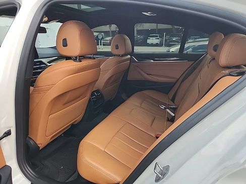 Used 2022 BMW 530e w/ M Sport Package RWD image 3