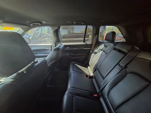 Used 2025 Jeep Grand Cherokee Limited w/ Black Appearance Package image 6