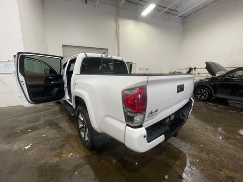 Used 2016 Toyota Tacoma Limited w/ Towing Package image 17