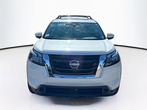 Used 2024 Nissan Pathfinder SV w/ SV Premium Package image 3