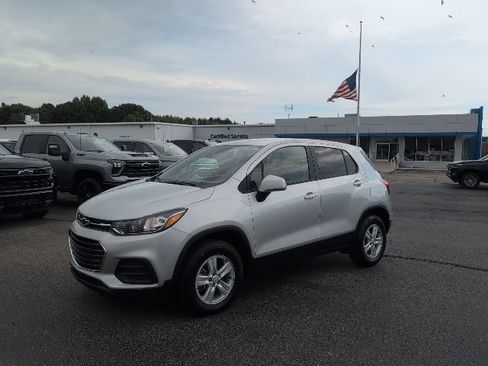 Used 2022 Chevrolet Trax LS w/ Tint and Cruise Package AWD/4WD image 1