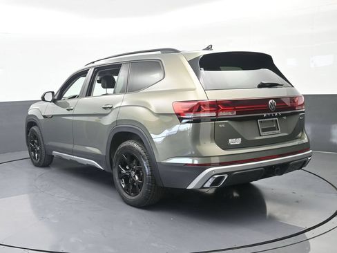 Used 2024 Volkswagen Atlas Peak Edition SE AWD/4WD image 4