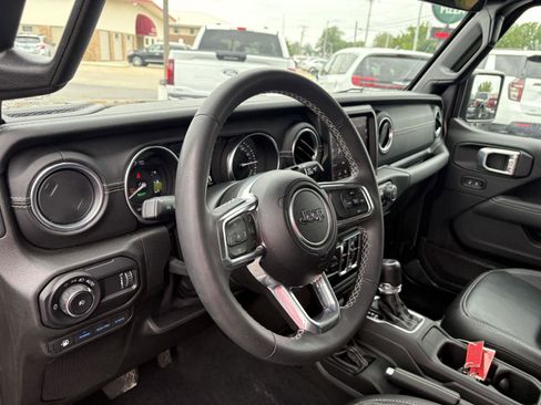 Used 2023 Jeep Wrangler Unlimited Sahara AWD/4WD image 5