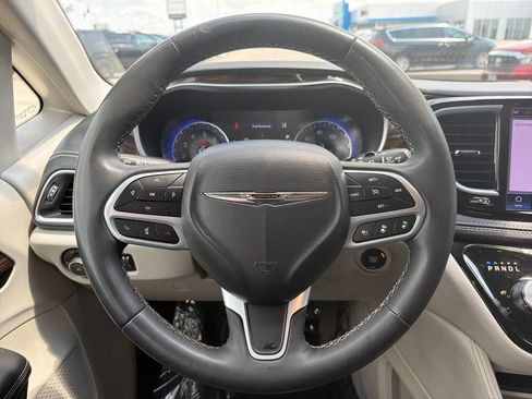 Used 2023 Chrysler Pacifica Limited FWD image 14