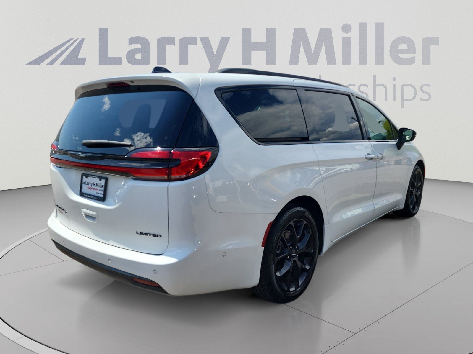 Used 2023 Chrysler Pacifica Limited w/ S Appearance Package FWD image 5