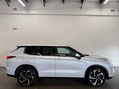 Used 2024 Mitsubishi Outlander SE FWD image 2