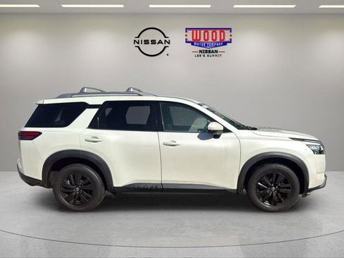 Used 2023 Nissan Pathfinder SL AWD/4WD image 2