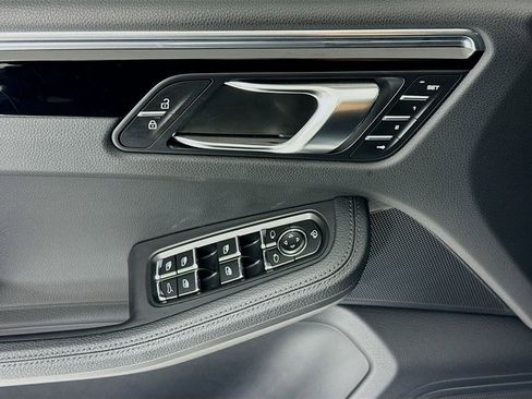 Certified 2025 Porsche Macan image 11