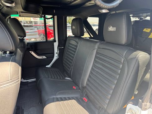 Used 2016 Jeep Wrangler Unlimited Rubicon w/ Connectivity Group AWD/4WD image 10