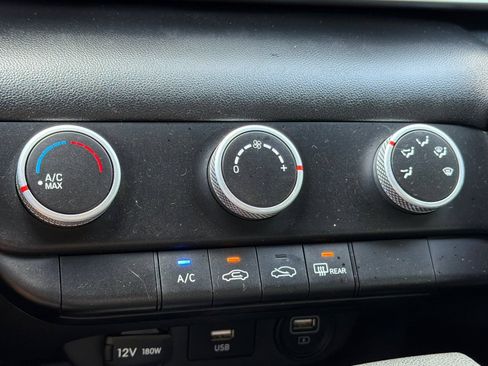 Used 2022 Hyundai Elantra SE FWD image 18