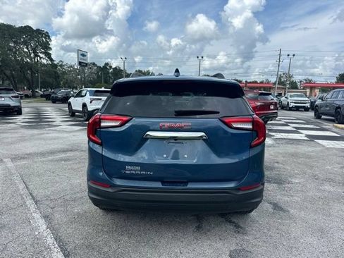 Used 2024 GMC Terrain SLE w/ Driver Convenience Package FWD image 4