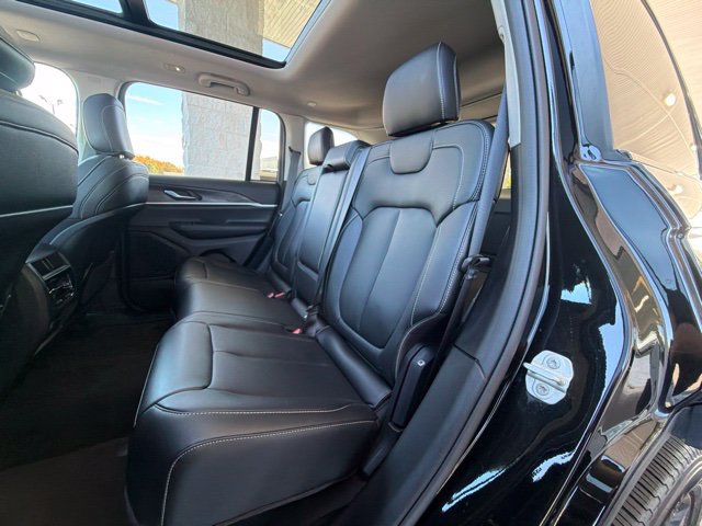 Used 2023 Jeep Grand Cherokee Limited w/ Black Appearance Package AWD/4WD image 17