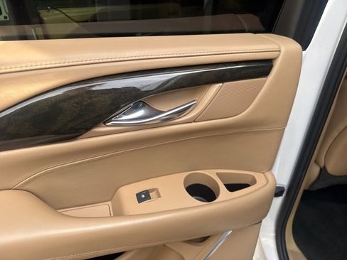 Used 2019 Cadillac Escalade ESV Platinum image 34