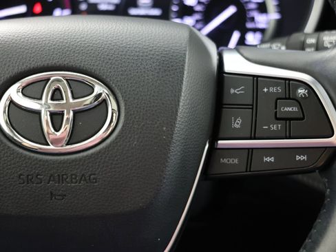 Used 2020 Toyota Highlander XLE FWD image 30