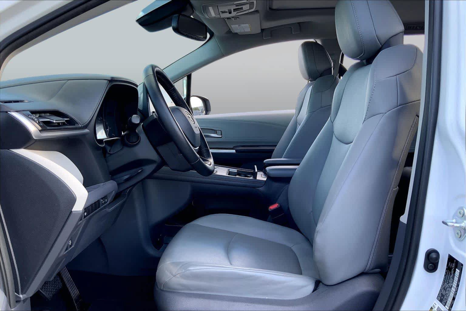 Used 2021 Toyota Sienna XLE w/ XLE Plus Package FWD image 8