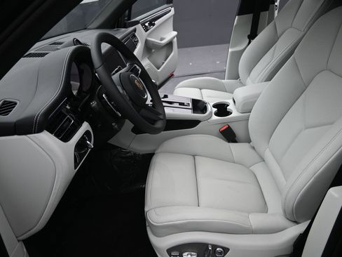 New 2025 Porsche Macan S image 4