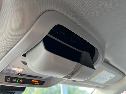 Used 2024 GMC Terrain SLT image 31