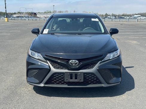 Used 2018 Toyota Camry SE image 3