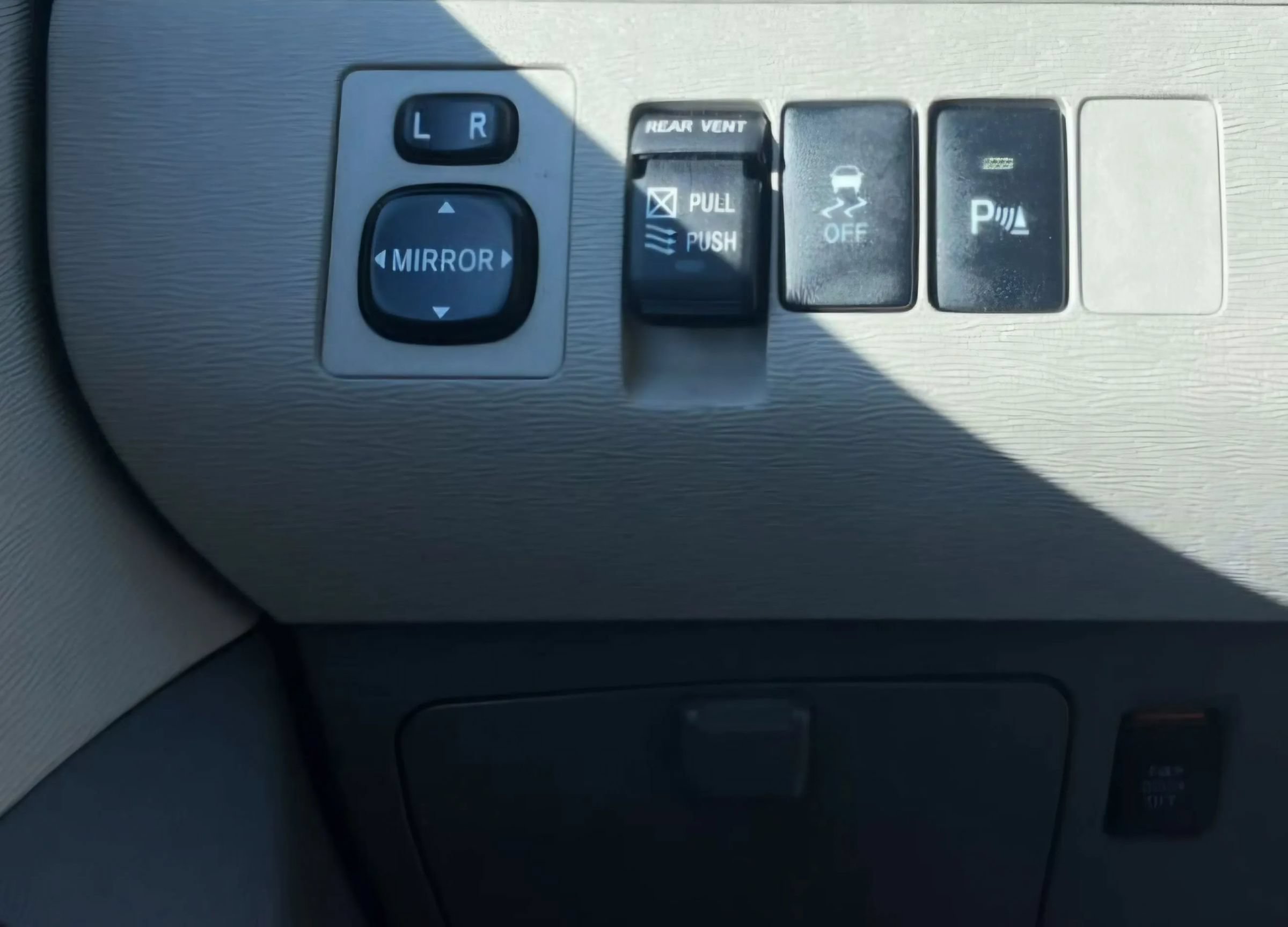 Used 2011 Toyota Sienna XLE w/ XLE Navigation Pkg FWD image 37