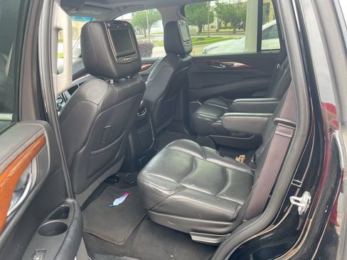 Used 2017 Cadillac Escalade Luxury image 4