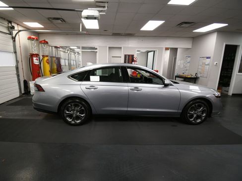 Used 2023 Honda Accord EX image 8