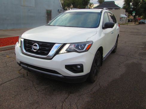 Used 2017 Nissan Pathfinder Platinum image 8