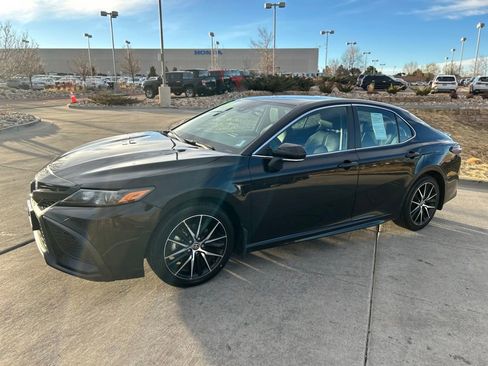 Used 2024 Toyota Camry SE image 3