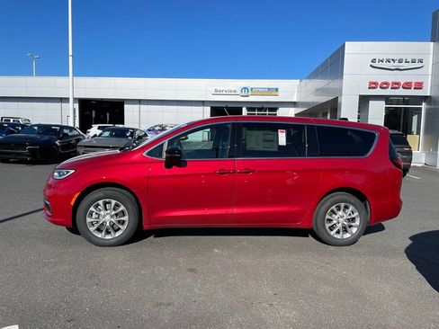 New 2026 Chrysler Pacifica Select AWD/4WD image 4