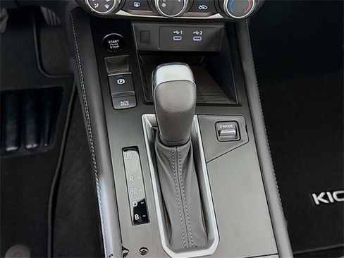 Certified 2025 Nissan Kicks SV image 18