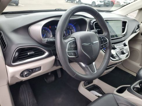 Used 2023 Chrysler Pacifica Touring-L FWD image 11