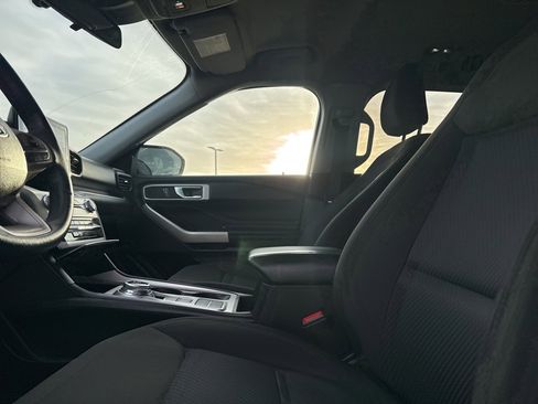 Used 2022 Ford Explorer XLT image 32