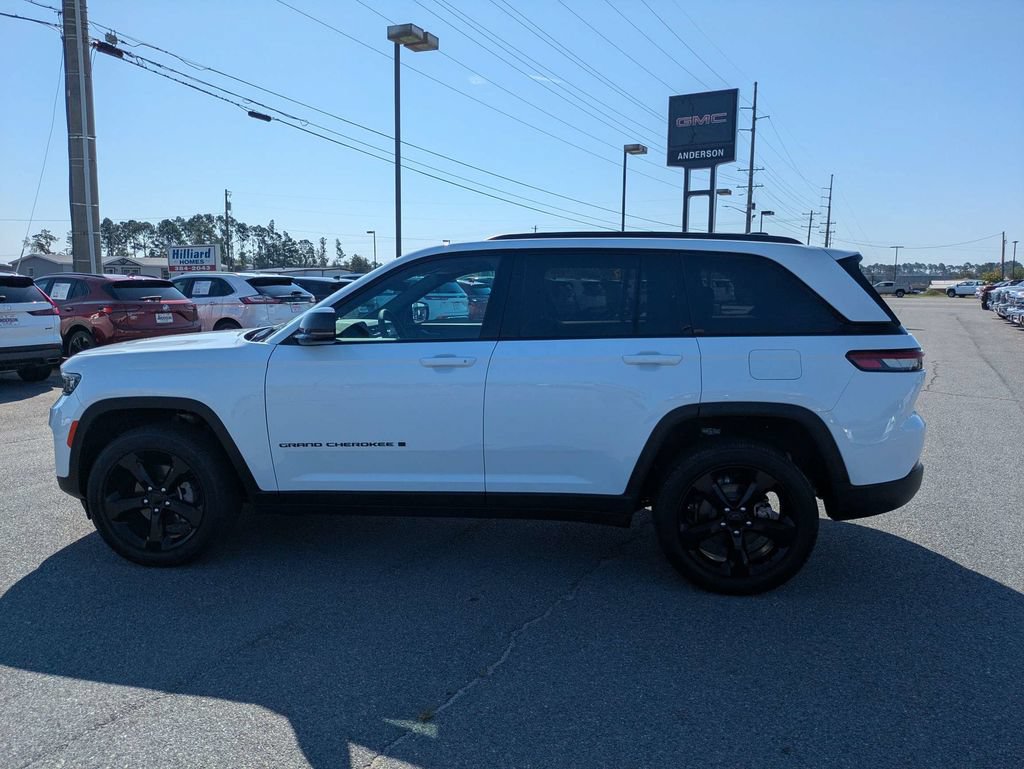 Used 2025 Jeep Grand Cherokee Altitude RWD image 7