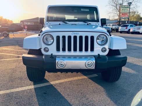 Used 2018 Jeep Wrangler Unlimited Sahara w/ Connectivity Group AWD/4WD image 13