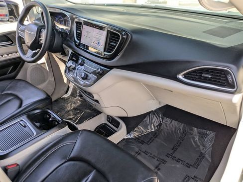 Used 2024 Chrysler Pacifica Touring-L FWD image 28