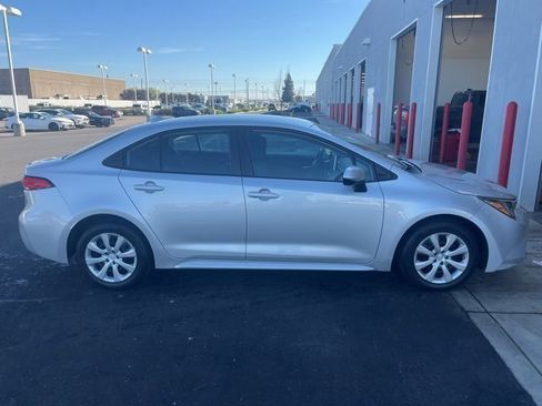 Used 2021 Toyota Corolla LE image 4