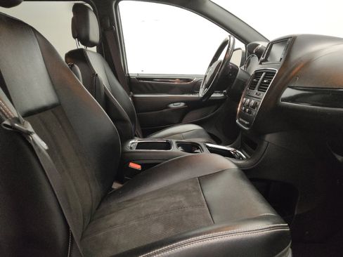 Used 2019 Dodge Grand Caravan SXT w/ Blacktop Package FWD image 21