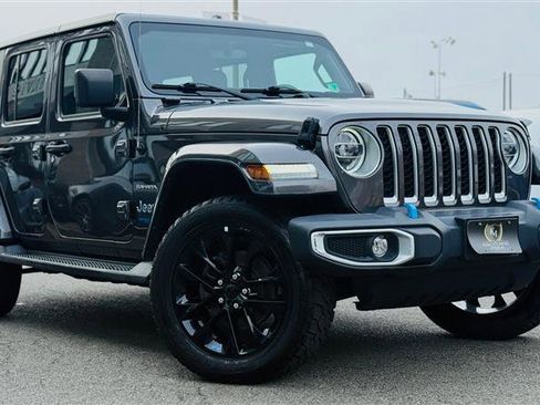 Used 2022 Jeep Wrangler Unlimited Sahara w/ Cold Weather Group image 7