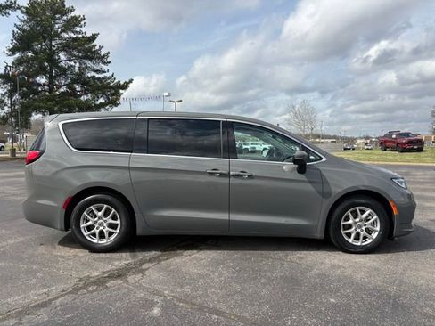Used 2023 Chrysler Pacifica Touring-L FWD image 4