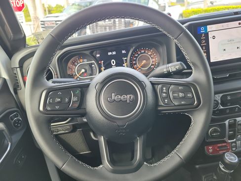 Used 2025 Jeep Gladiator Rubicon AWD/4WD image 16