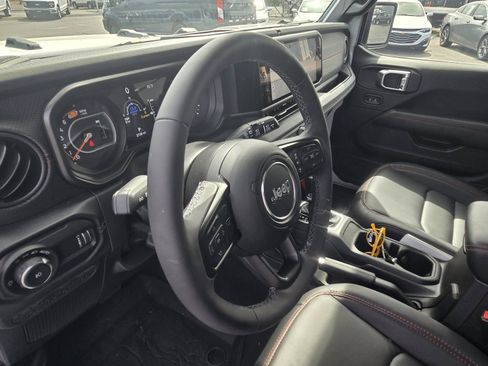 Used 2026 Jeep Wrangler Unlimited Rubicon AWD/4WD image 11