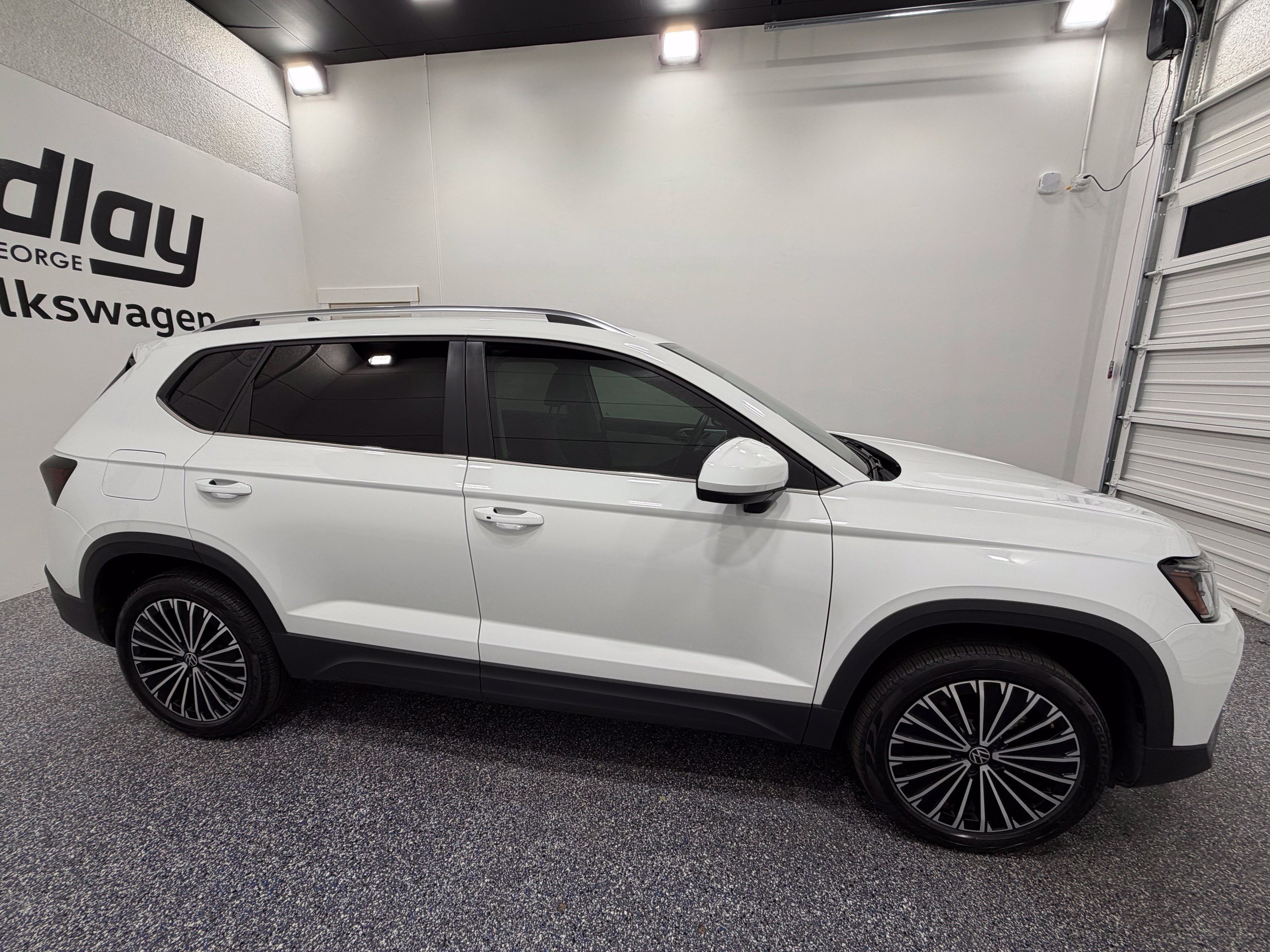 Certified 2025 Volkswagen Taos SE FWD image 8