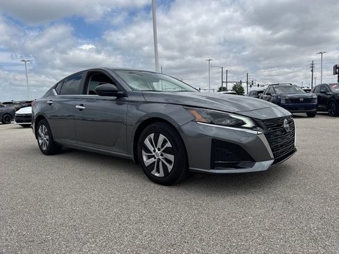 Used 2025 Nissan Altima 2.5 S FWD image 8