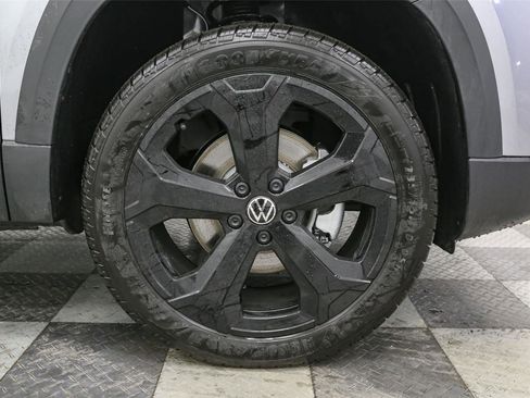 Used 2025 Volkswagen Taos SEL AWD/4WD image 12