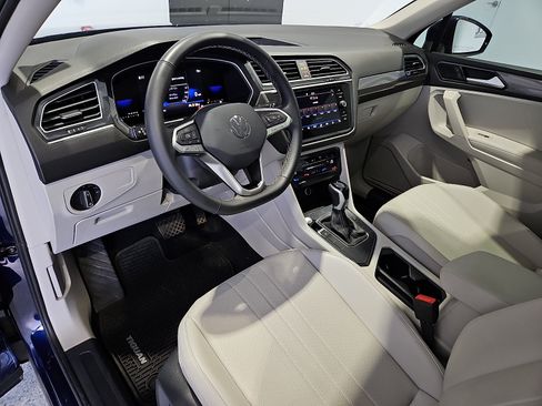Certified 2024 Volkswagen Tiguan SE w/ Panoramic Sunroof Package FWD image 11