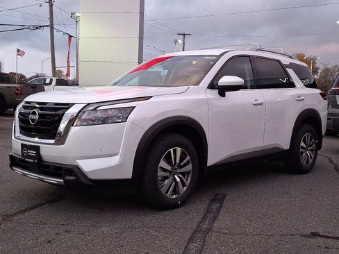 New 2025 Nissan Pathfinder SL image 2