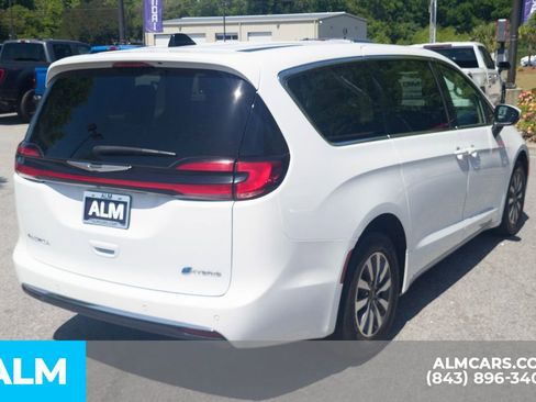 Used 2023 Chrysler Pacifica Touring-L image 5