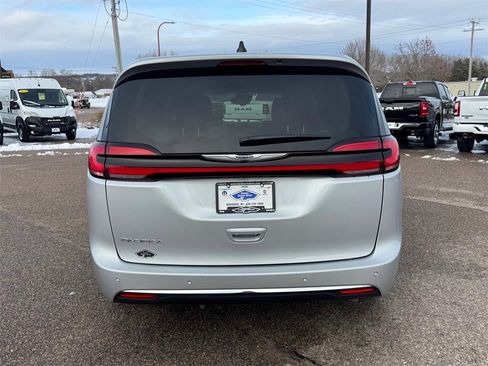 Used 2024 Chrysler Pacifica Touring-L image 4
