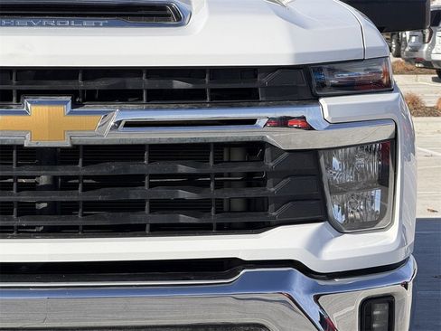 Used 2024 Chevrolet Silverado 2500 LT image 10