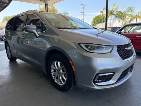 Used 2021 Chrysler Pacifica Touring-L image 7